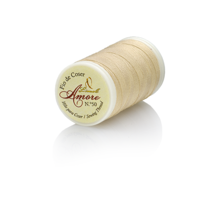 Carretel de linha de coser bege clara com rótulo visível