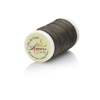 Rolo de linha castanha com etiqueta escrita 'Fio de Coser Amore N.º 50'