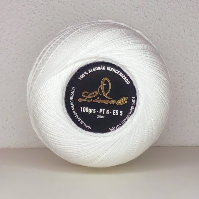 Rolo de linha branco de algodão mercerizado com etiqueta preta e texto branco e dourado