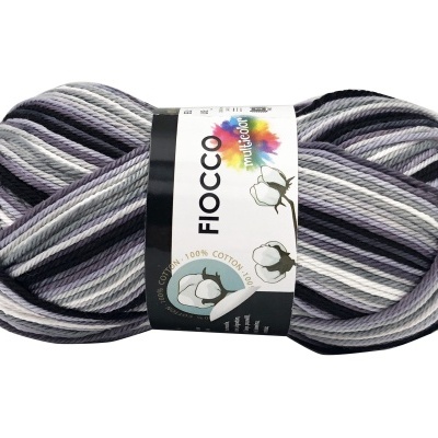 Novelo de fio multicolorido em tons de cinza, branco e preto com etiqueta