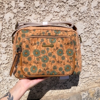 Bolsa de ombro cor de caramelo com flores verdes, fecho zip, alça ajustável clara