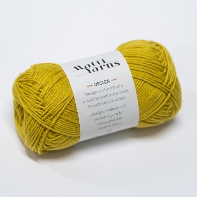 Novelo de lã amarelo Mosti Yarns com etiqueta branca