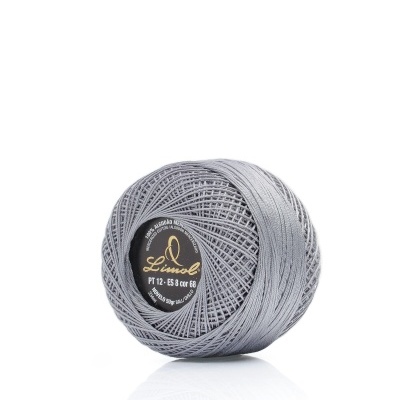 Novelo de fio cinzento com etiqueta preta redonda