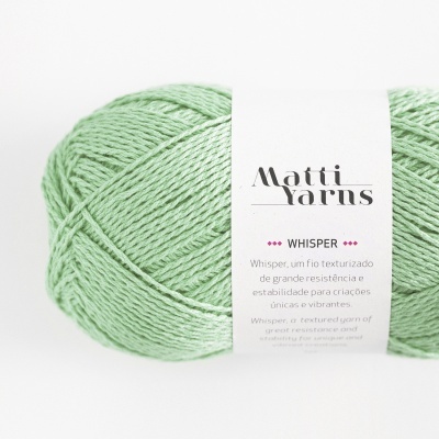Novelo de fio verde claro com etiqueta branca da marca Matti Yarns
