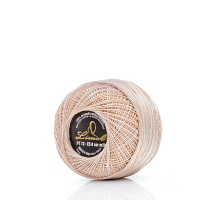 Rolo de linha bege para costura com etiqueta preta e dourada em fundo branco