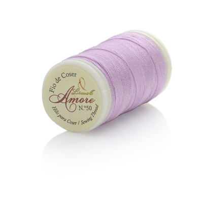 Rolo de fio de coser lilás claro com etiqueta na extremidade