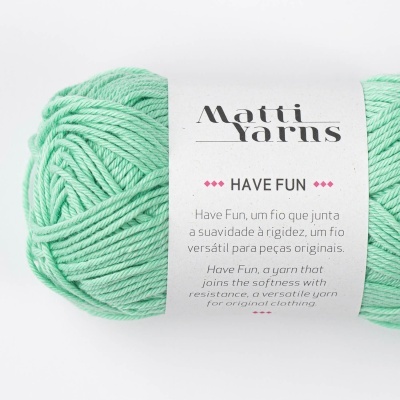 Novelo de fio verde claro com etiqueta da marca Matti Yarns