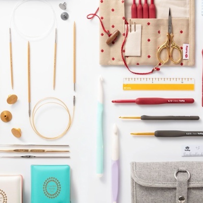 Acessórios de costura organizados sobre fundo branco