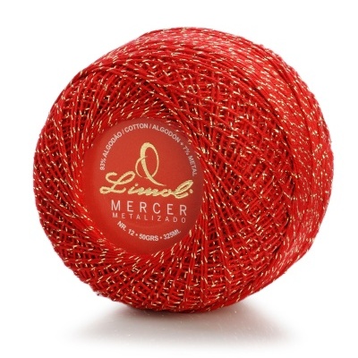 Bola de linha vermelha mercerizada com fios metálicos dourados em fundo branco