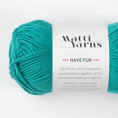 Novelo de fio azul turquesa Matti Yarns com etiqueta branca e texto HAVE FUN
