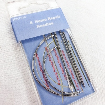 Conjunto de 6 agulhas para reparações domésticas embaladas em plástico transparente com cartela azul