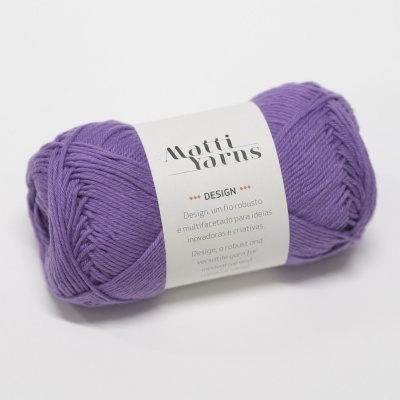 Bola de fio roxo com etiqueta branca da marca Matti Yarns