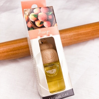 Frasco de aroma para carro sabor pêssego em embalagem branca com imagem de pêssegos
