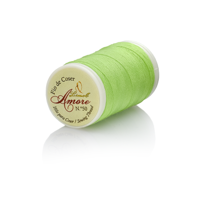 Rolo de linha de coser verde claro com rótulo Amore N.º 50