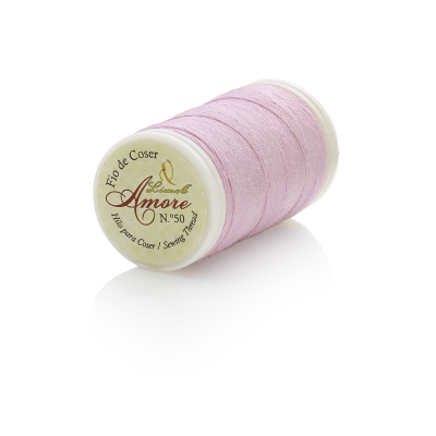 Rolo de linha para costura cor rosa claro com etiqueta branca e texto Amore N.º 50