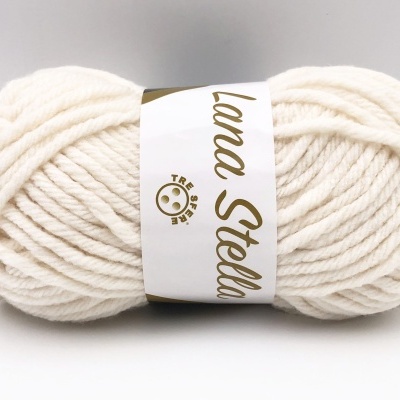 Novelo de fio de lã branco creme com etiqueta branca e texto dourado Lana Stella.