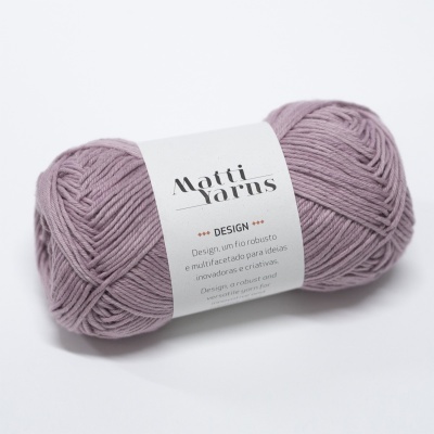 Novelo de lã lavanda com rótulo branco e texto preto 'Matti Yarns DESIGN' em fundo branco