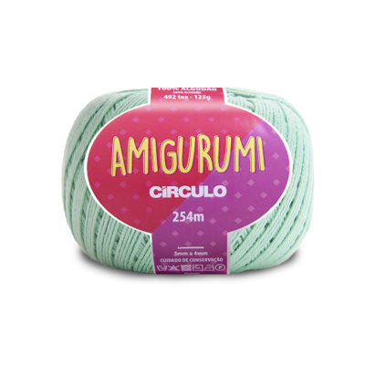 Novelo de fio de algodão verde claro com etiqueta roxa e rosa AMIGURUMI CÍRCULO.