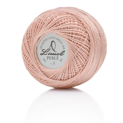 Bola de fio rosa claro de algodão com rótulo branco no centro