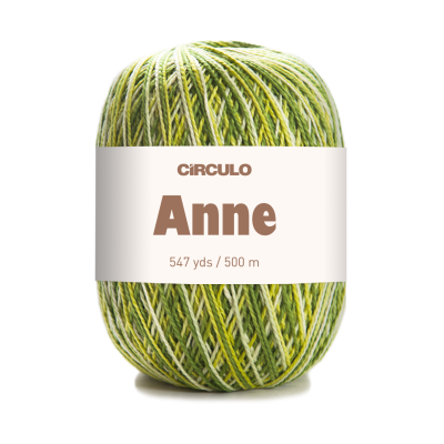 Novelo de fio multicolorido verde e amarelo com etiqueta branca