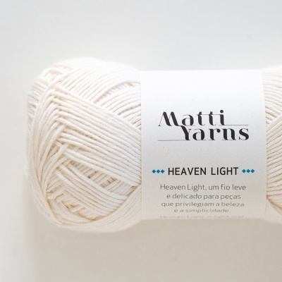 Novelo de fio branco Matti Yarns Heaven Light com etiqueta em fundo branco