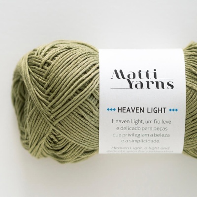 Novelo de fio verde claro com etiqueta da marca Matti Yarns e descrição do produto Heaven Light