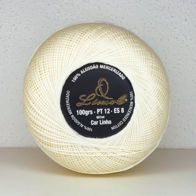 Rolo de linha de algodão mercerizado cor linho em fundo branco