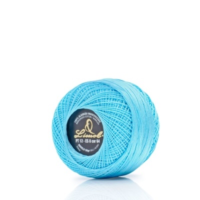 Novelo de linha azul claro com etiqueta preta