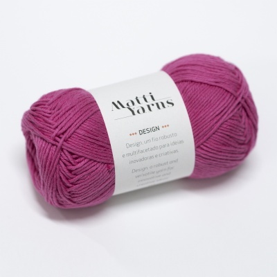 Novelo de fio de lã rosa com etiqueta da marca Matti Yarns sobre fundo branco