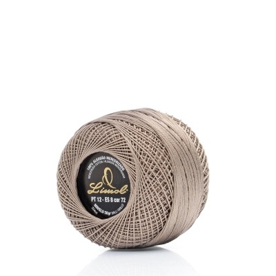 Novelo de linha bege claro Linol com etiqueta preta.