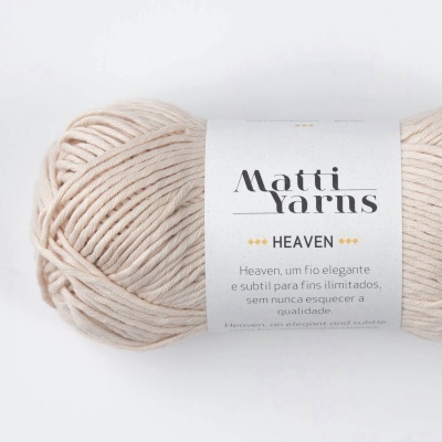 Novelo de fio bege claro com etiqueta branca Matti Yarns Heaven
