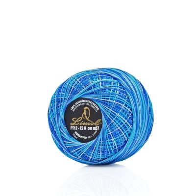 Novelo de linha azul com etiqueta preta numa superfície branca