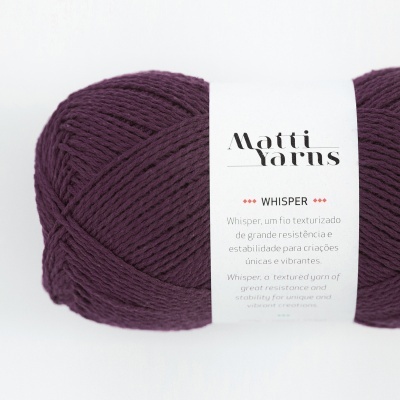 Novelo de fio roxo Matti Yarns Whisper com rótulo branco