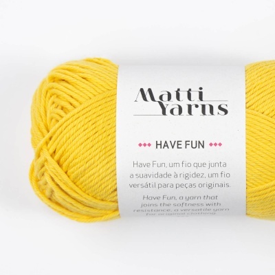 Novelo de lã amarelo Matti Yarns com etiqueta branca e texto