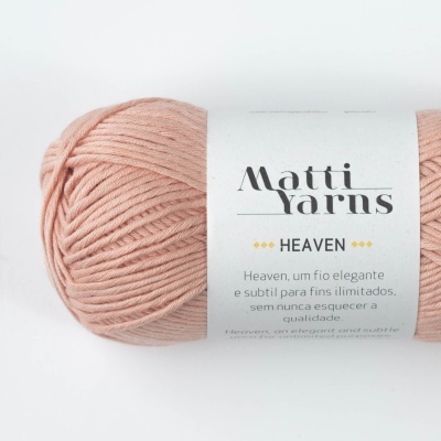 Novelo de fio rosa claro Matti Yarns Heaven com rótulo branco