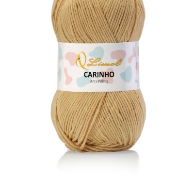 Novelo de lã amarela com rótulo branco colorido