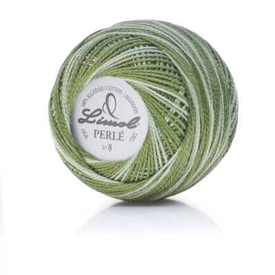 Rolo de linha de algodão perlé verde com etiqueta branca no centro