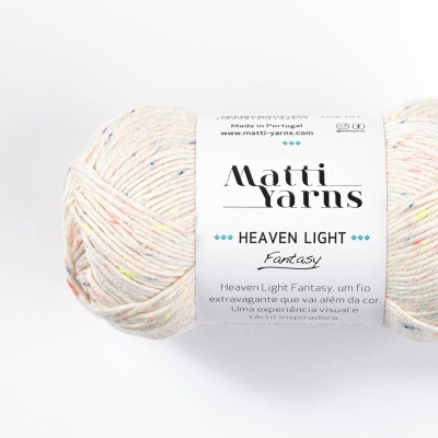 Novelo de fio branco com pontinhos coloridos e rótulo informativo