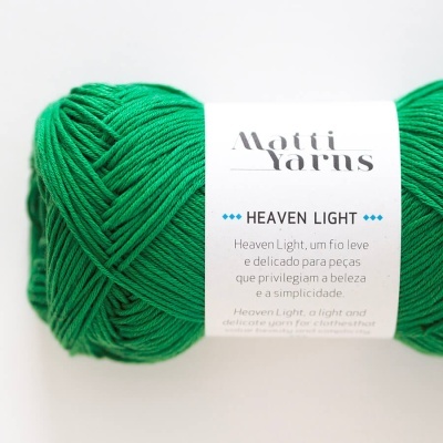 Novelo de lã verde com etiqueta branca da marca Matti Yarns