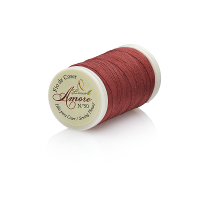 Carretel de linha para coser vermelha com etiqueta branca