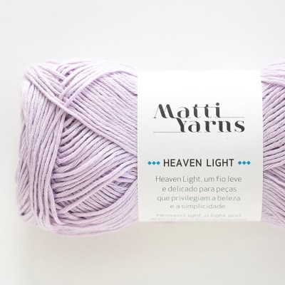 Novelo de lã lavanda clara com rótulo branco da marca Matti Yarns