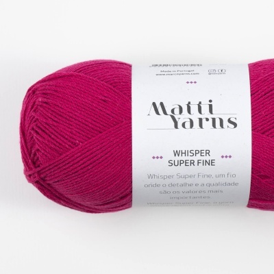 Novelo de fio de lã fúcsia Matti Yarns Whisper Super Fine com etiqueta branca