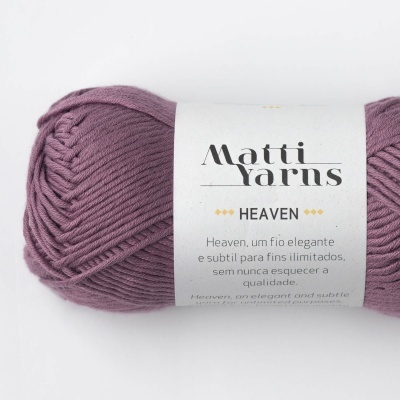 Novelo de lã lilás com etiqueta da marca Matti Yarns Heaven