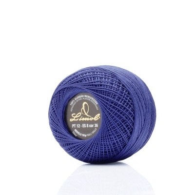 Novelo de linha azul escuro com etiqueta preta e dourada