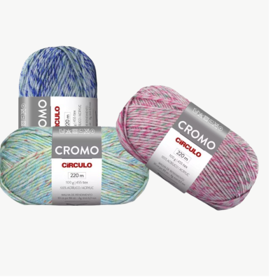 Três novelos de lã Círculo Cromo em cores mescladas azul, verde e rosa.