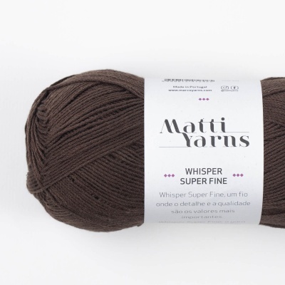 Novelo castanho escuro de lã Matti Yarns Whisper Super Fine com etiqueta branca