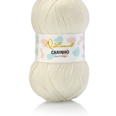 Novelo de lã branco creme com etiqueta colorida da marca Limol Carinho