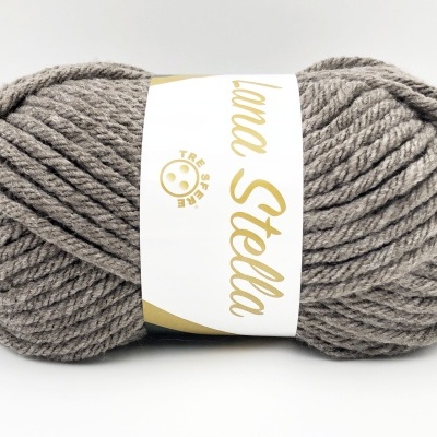 Novelo de lã cinzenta com etiqueta 'Lana Stella'