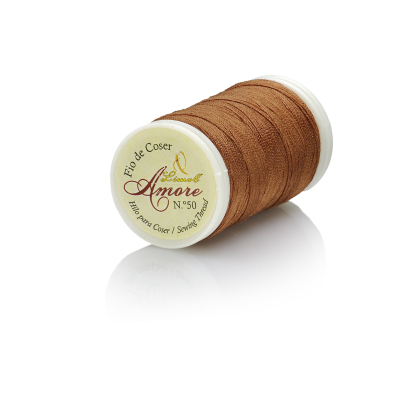 Carretel de linha para coser castanha com rótulo Amore N°50