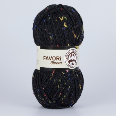 Novelo de fio preto com manchas coloridas e etiqueta FAVORi Tweed sobre fundo cinzento